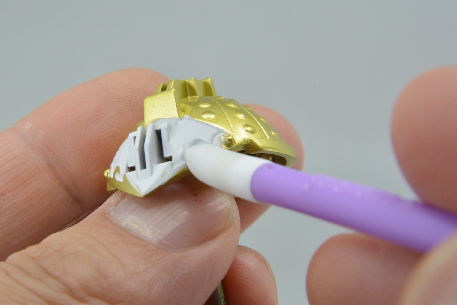 強アルカリ系洗剤を染み込ませたフィニッシュマスターでフチを拭き取っている