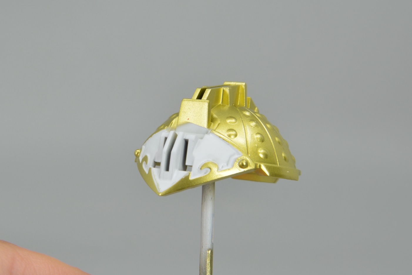 拭き取り後。金のフチがクッキリ浮かび上がった兜