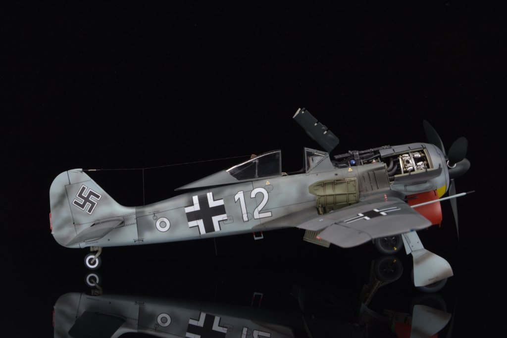 造形村SWS 1/32 Fw190A-3 完成品。エンジンカウルとキャノピーを開けた状態の左側面