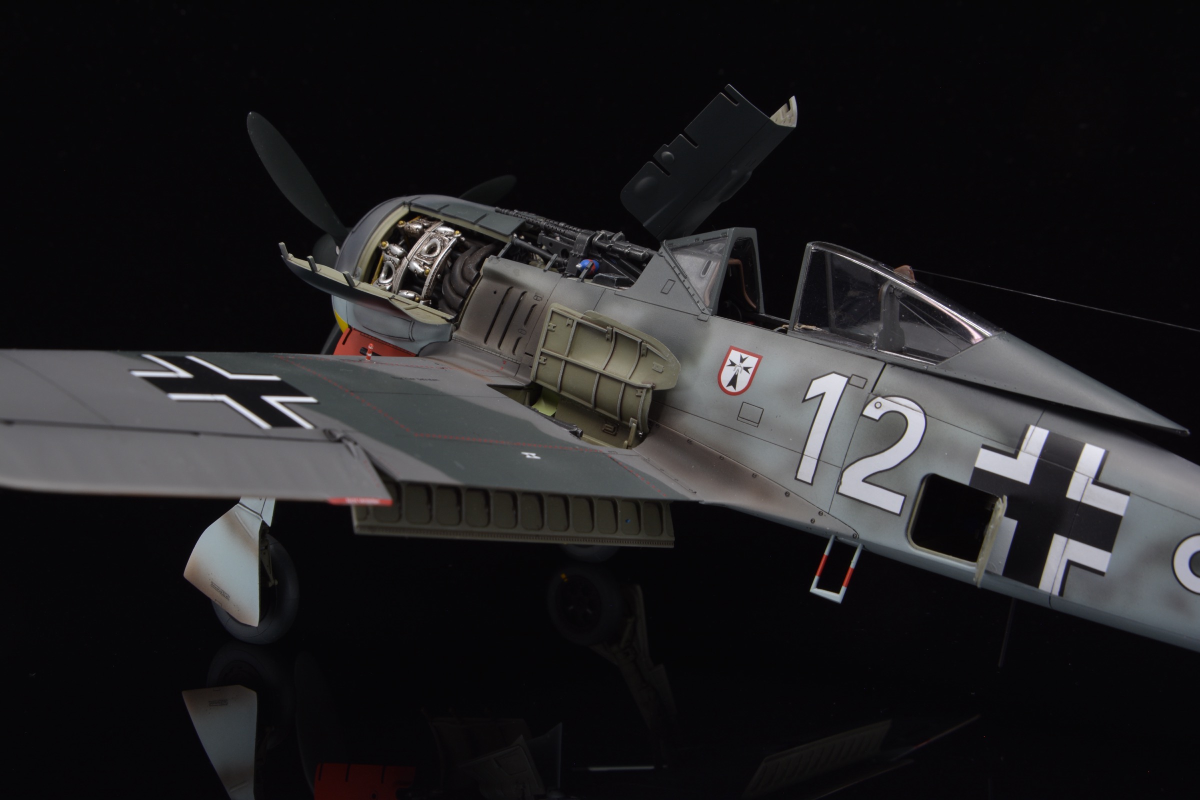 造形村SWS 1/32 Fw190A-3 完成品。左前方から見たエンジンと主翼機銃部の内部再現