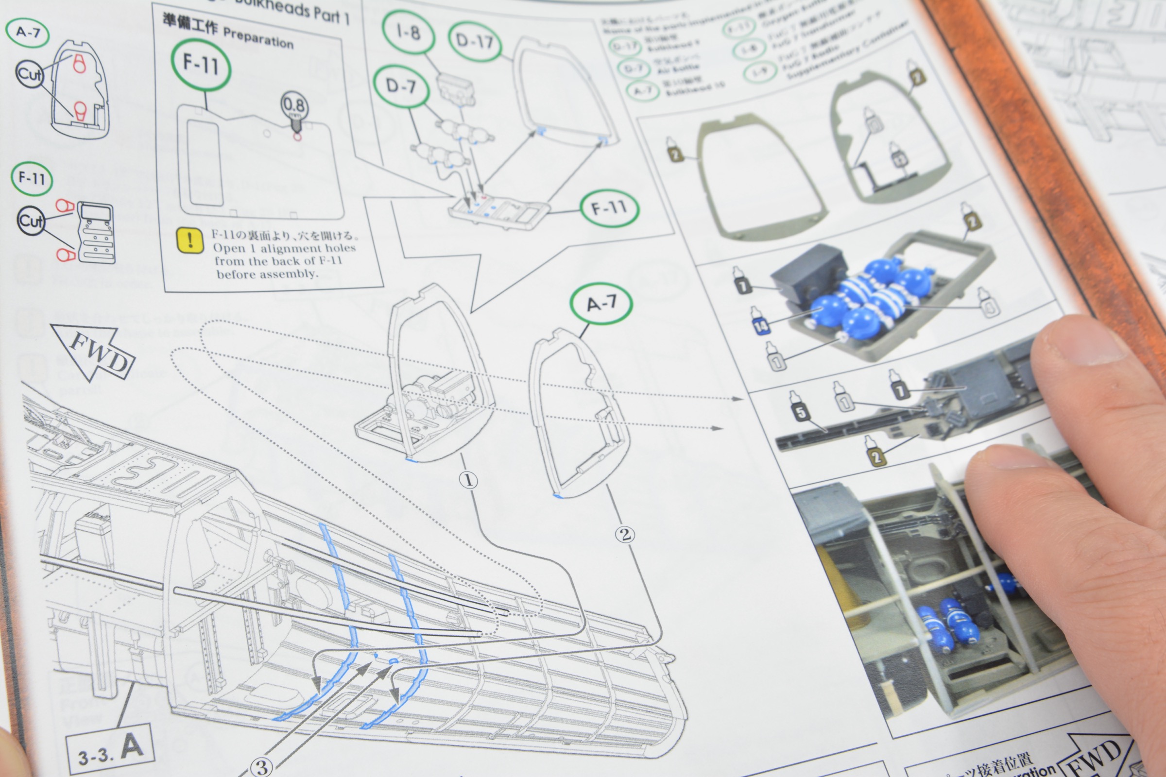 造形村SWS 1/32 Fw190A-3 の説明書。コクピット隔壁と酸素ボンベの組み立て・塗装指示ページ(3-3)を指でなぞっているところ